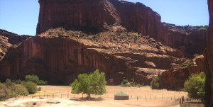 canyon du chelley hogan at bottom of canyon